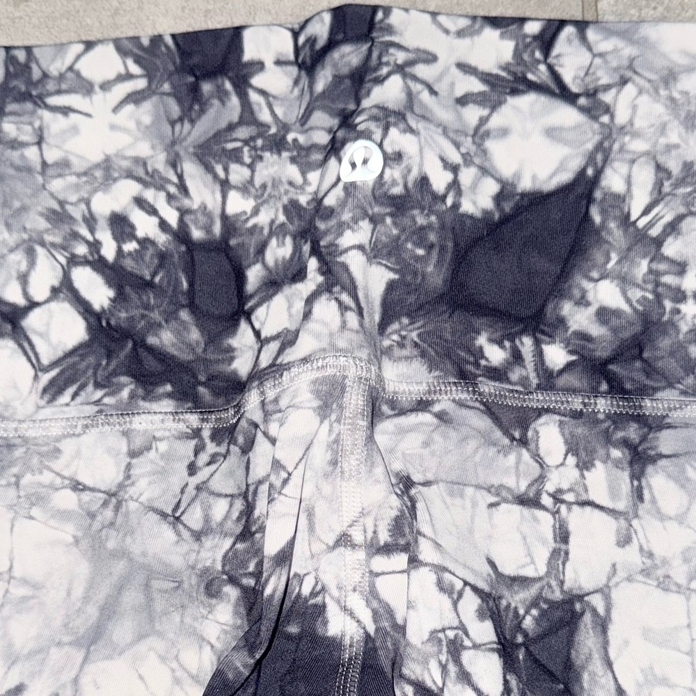 Lululemon Wunder Under Crop Hi-Rise *Full-On Luxtreme Dual Shibori 21" Size 10 - Picture 9 of 13